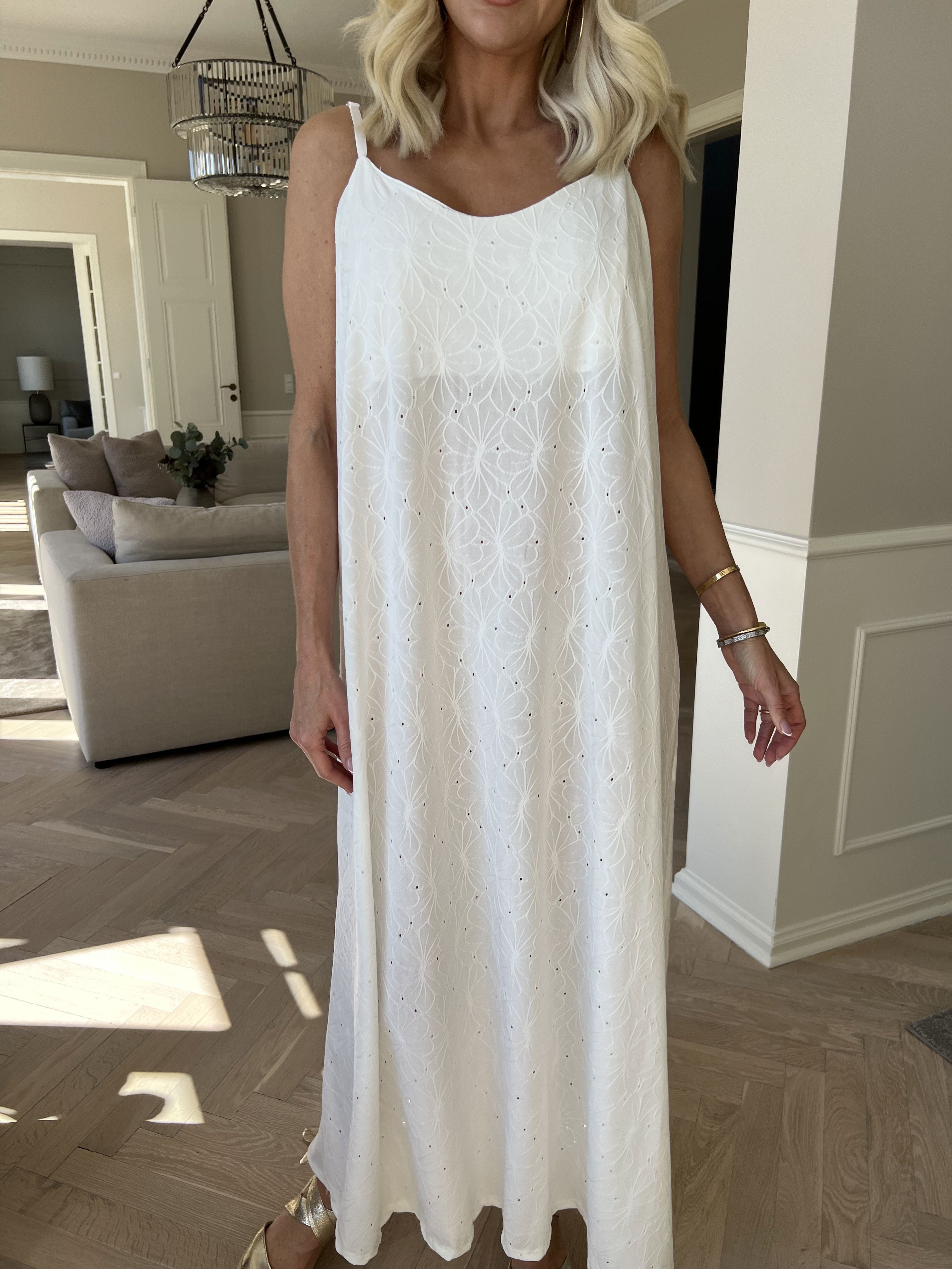 Emilie - Stropkjole i blødt stof med broderie anglaise